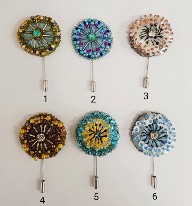 Broșă handmade rotundă din mărgele și cristale Accesorii elegante pentru damă / Cadou unicat