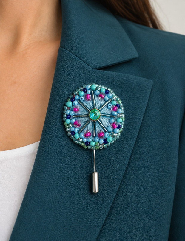 Broșă handmade rotundă din mărgele și cristale Accesorii elegante pentru damă / Cadou unicat