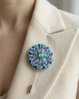 Broșă handmade rotundă din mărgele și cristale  Accesorii elegante pentru damă / Cadou unicat