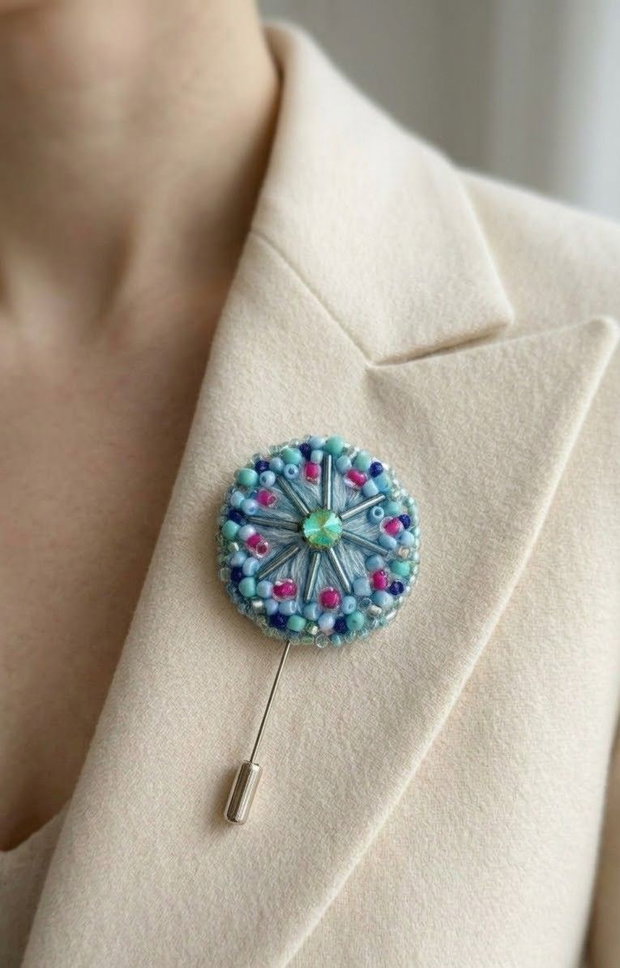 Broșă handmade rotundă din mărgele și cristale Accesorii elegante pentru damă / Cadou unicat