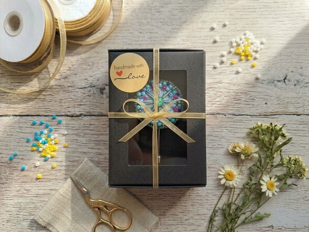 Broșă handmade rotundă din mărgele și cristale Accesorii elegante pentru damă / Cadou unicat