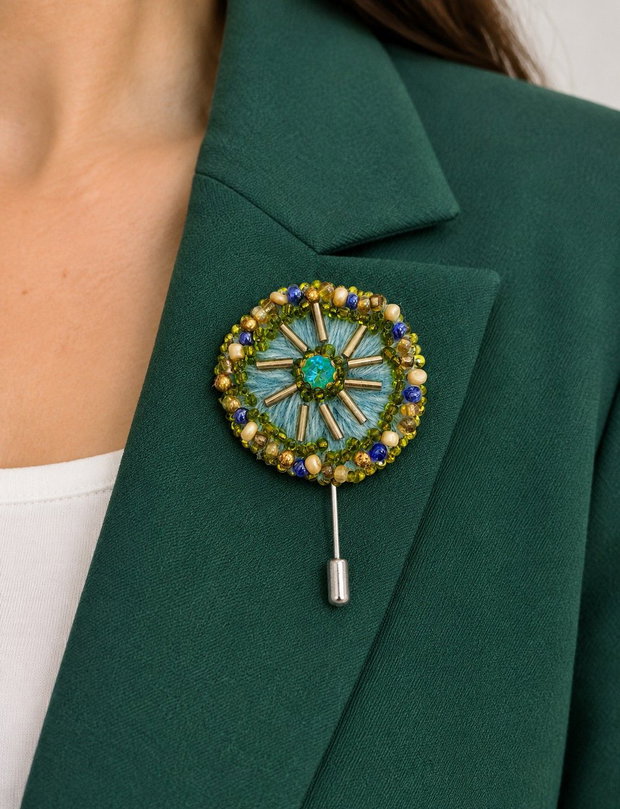 Broșă handmade rotundă din mărgele și cristale Accesorii elegante pentru damă / Cadou unicat