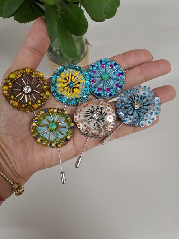 Broșă handmade rotundă din mărgele și cristale Accesorii elegante pentru damă / Cadou unicat