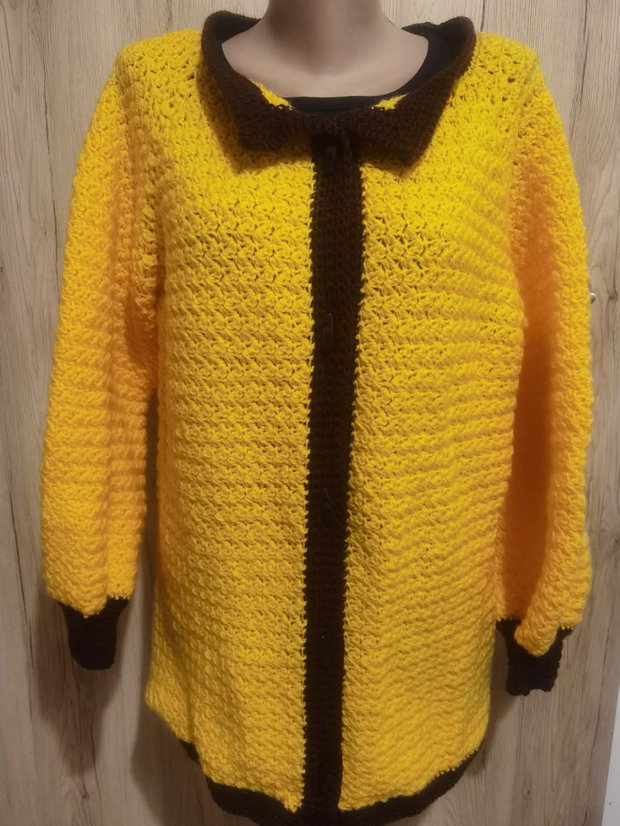 cardigan croșetat manual cu fir acrilic, într-o combinație superbă de galben luminos și maro închis.