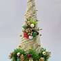 Brad de Crăciun de poveste  Decorațiune handmade de masă, alb-auriu cu verde smarald