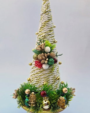 Brad de Crăciun de poveste  Decorațiune handmade de masă, alb-auriu cu verde smarald