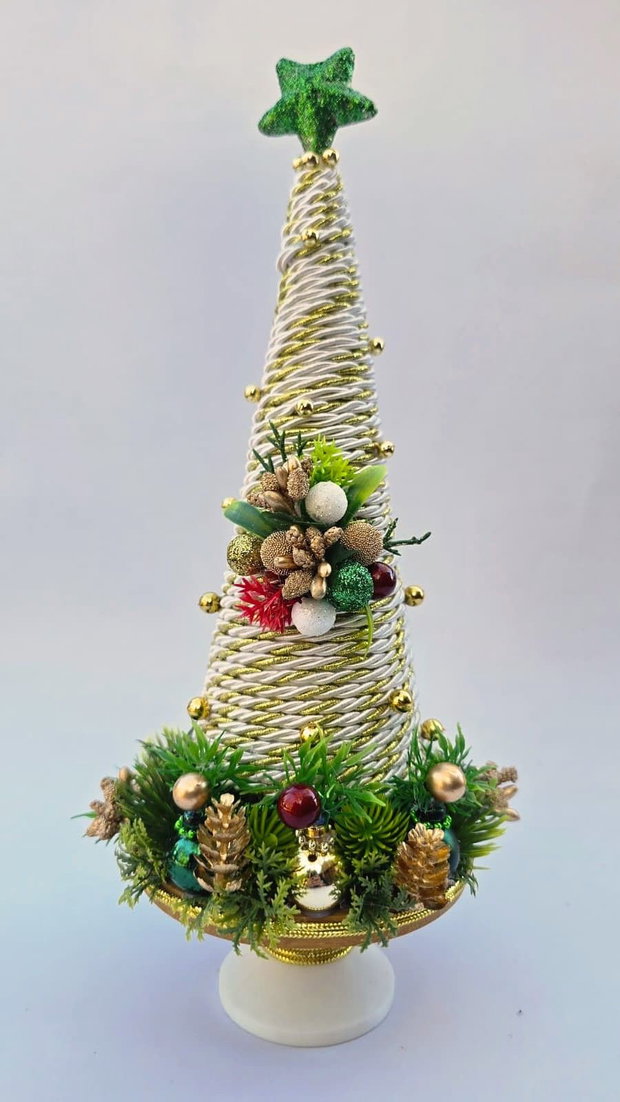 Brad de Crăciun de poveste  Decorațiune handmade de masă, alb-auriu cu verde smarald