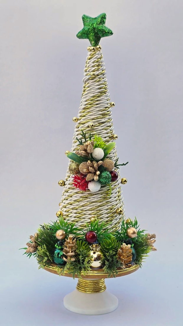 Brad de Crăciun de poveste  Decorațiune handmade de masă, alb-auriu cu verde smarald