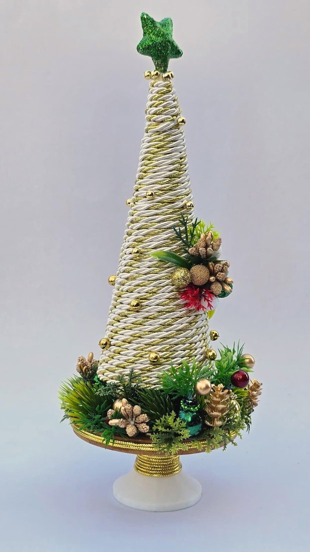 Brad de Crăciun de poveste  Decorațiune handmade de masă, alb-auriu cu verde smarald