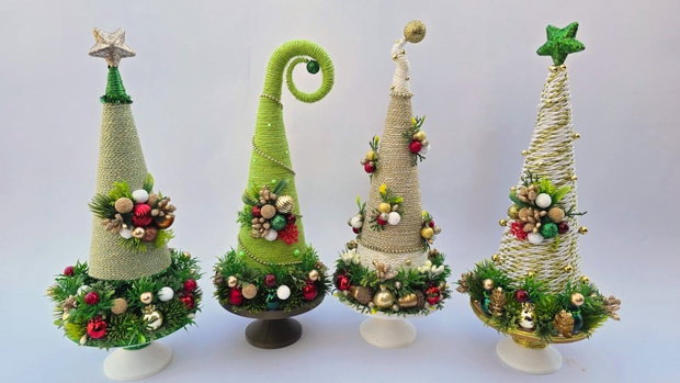 Brad de Crăciun de poveste  Decorațiune handmade de masă, alb-auriu cu verde smarald