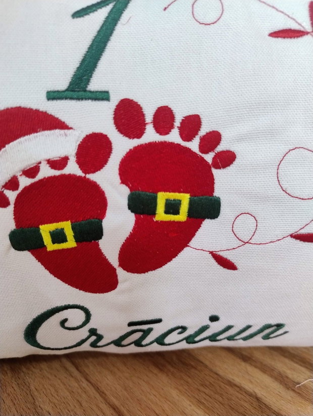 Pernă decorativă personalizată pentru primul Crăciun al bebelușului 30×40 cm, broderie cu tălpițe de Moș Crăciun | AYA Home