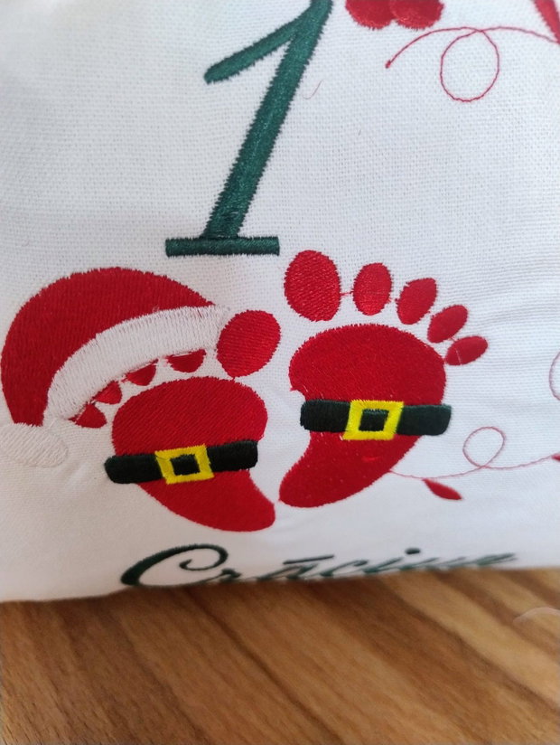 Pernă decorativă personalizată pentru primul Crăciun al bebelușului 30×40 cm, broderie cu tălpițe de Moș Crăciun | AYA Home