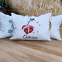 Pernă decorativă personalizată pentru primul Crăciun al bebelușului  30×40 cm, broderie cu tălpițe de Moș Crăciun | AYA Home