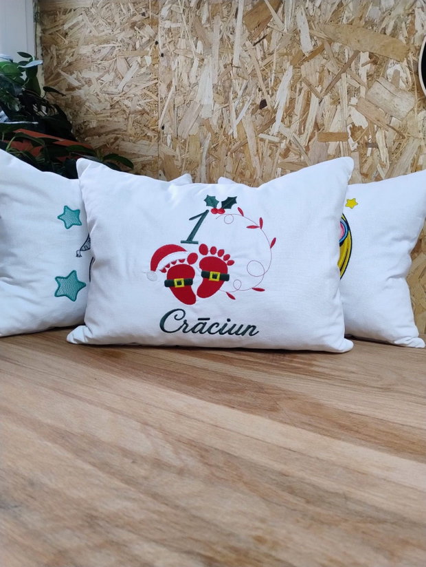 Pernă decorativă personalizată pentru primul Crăciun al bebelușului 30×40 cm, broderie cu tălpițe de Moș Crăciun | AYA Home