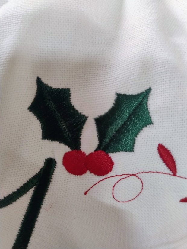 Pernă decorativă personalizată pentru primul Crăciun al bebelușului 30×40 cm, broderie cu tălpițe de Moș Crăciun | AYA Home
