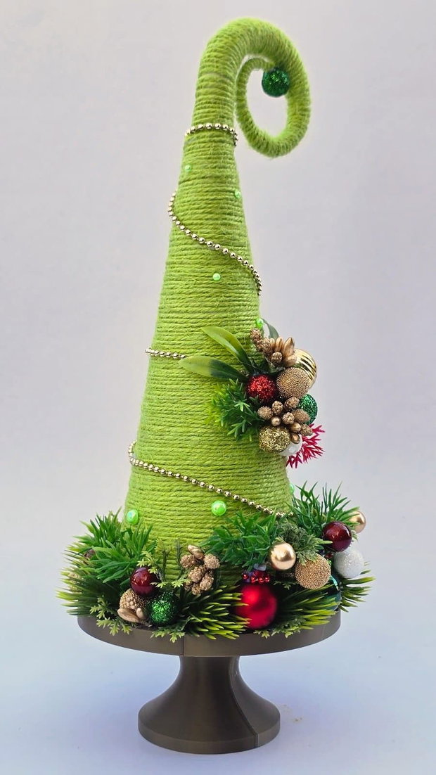 Brad de Crăciun de poveste stil Grinch Decorațiune handmade de masă cu vârf curbat, verde lime, roșu și auriu