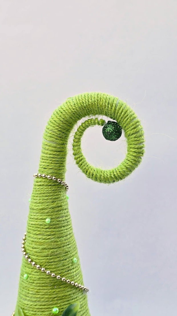 Brad de Crăciun de poveste stil Grinch Decorațiune handmade de masă cu vârf curbat, verde lime, roșu și auriu