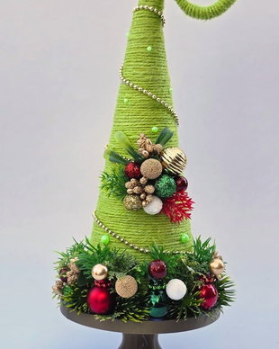 Brad de Crăciun de poveste stil Grinch  Decorațiune handmade de masă cu vârf curbat, verde lime, roșu și auriu
