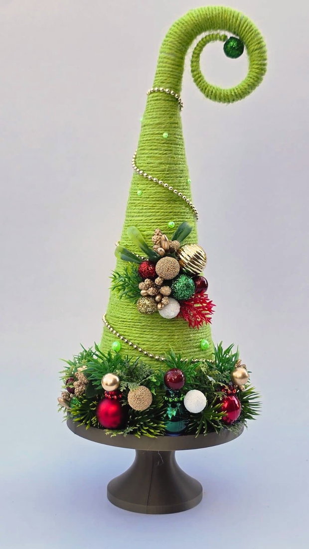 Brad de Crăciun de poveste stil Grinch Decorațiune handmade de masă cu vârf curbat, verde lime, roșu și auriu