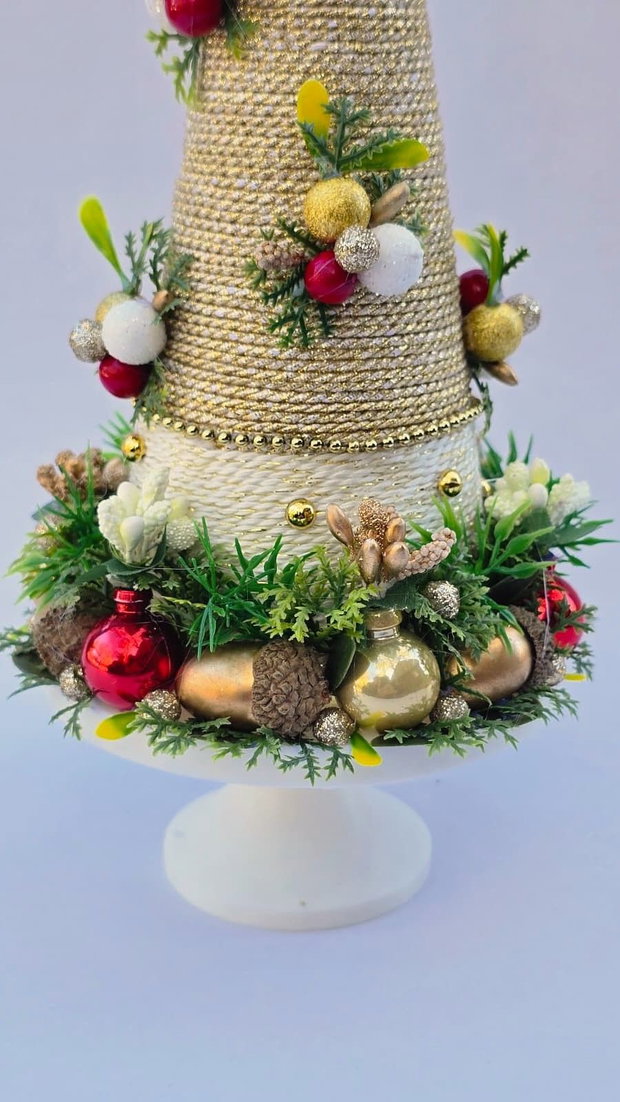 Brăduț decorativ de Crăciun realizat manual Aranjament festiv de masă pe suport elegant, auriu și alb