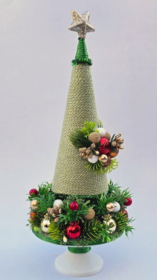 Brăduț decorativ de Crăciun handmade Aranjament festiv verde cu stea strălucitoare pe suport elegant