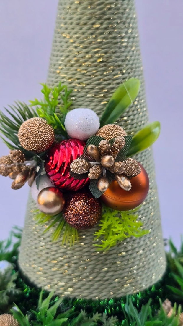 Brăduț decorativ de Crăciun handmade Aranjament festiv verde cu stea strălucitoare pe suport elegant