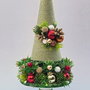 Brăduț decorativ de Crăciun handmade  Aranjament festiv verde cu stea strălucitoare pe suport elegant