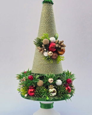Brăduț decorativ de Crăciun handmade  Aranjament festiv verde cu stea strălucitoare pe suport elegant