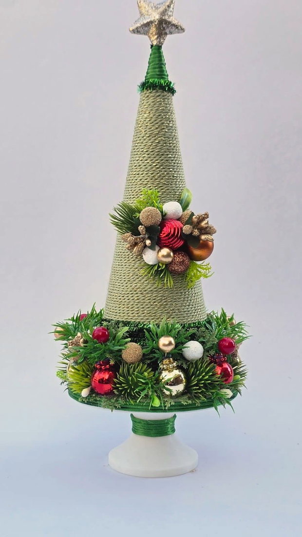 Brăduț decorativ de Crăciun handmade Aranjament festiv verde cu stea strălucitoare pe suport elegant