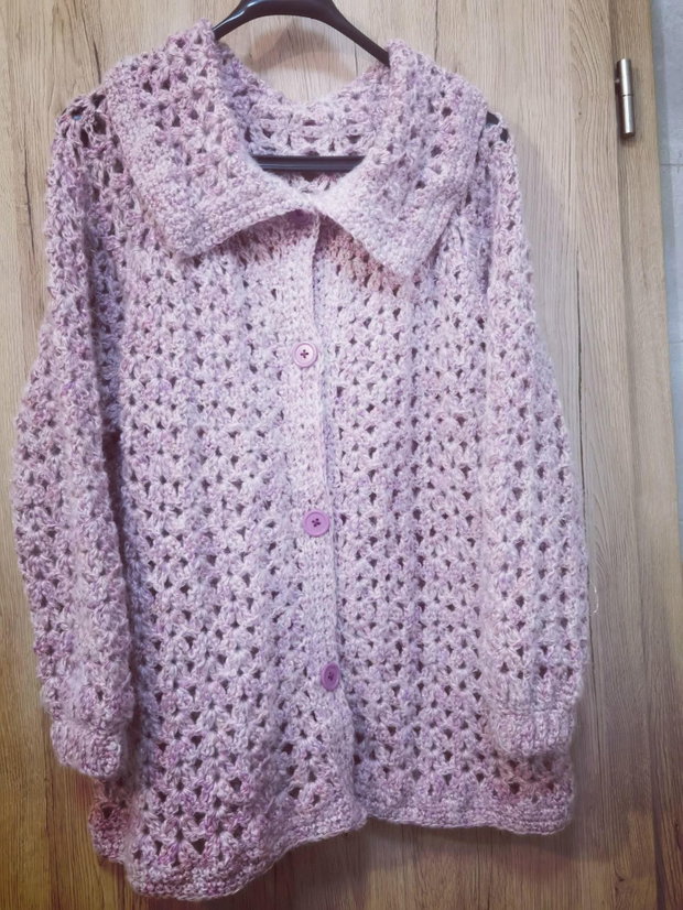 Cardigan croșetat manual eleganță și rafinament