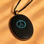 Pandantiv handmade din lut cu simbolul păcii turcoaz. Talisman hippie.