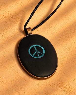 Pandantiv handmade din lut cu simbolul păcii turcoaz. Talisman hippie.