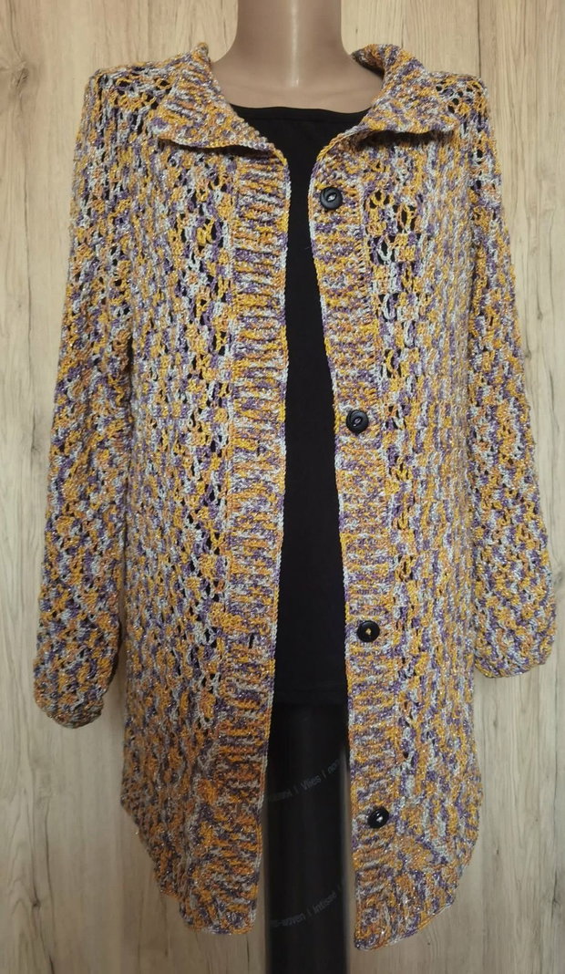 cardigan croșetat cu fir Alison & Mae Shimmer Yarn degrade în nuanțe de galben-auriu, portocaliu arămiu și mov.