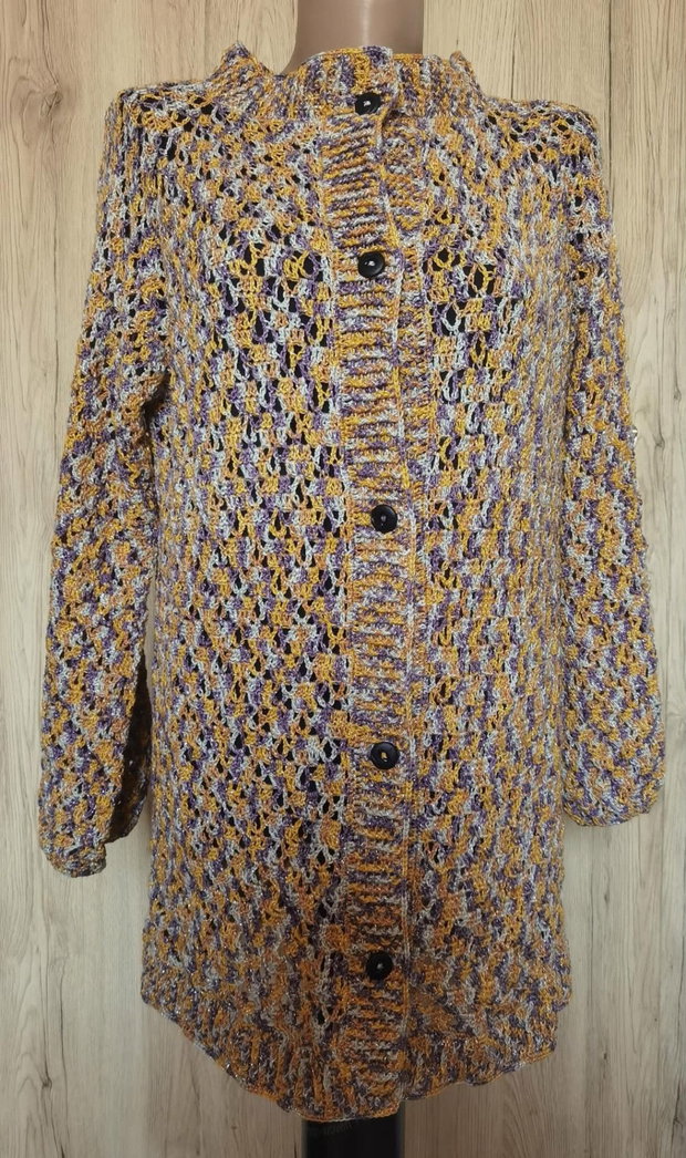 cardigan croșetat cu fir Alison & Mae Shimmer Yarn degrade în nuanțe de galben-auriu, portocaliu arămiu și mov.