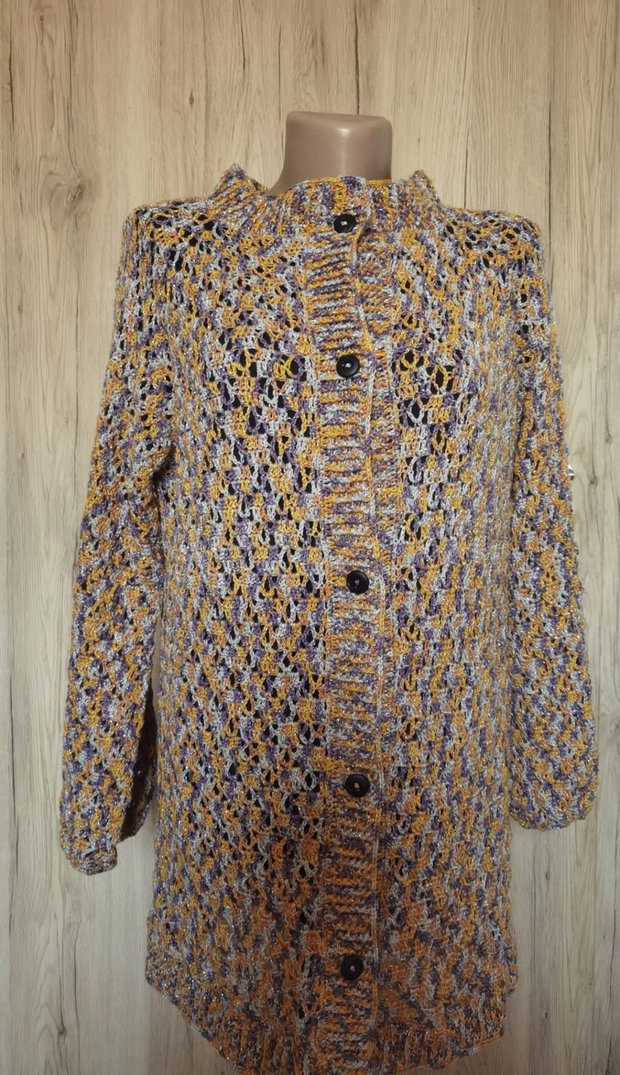 cardigan croșetat cu fir Alison & Mae Shimmer Yarn degrade în nuanțe de galben-auriu, portocaliu arămiu și mov.