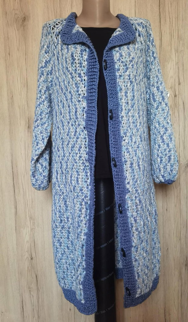 Cardigan lung croșetat manual albastru și alb, model elegant