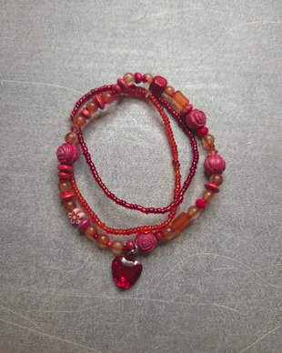 Set de 3 brățări handmade în nuanțe de roșu și roz, cu inimioară rubinie