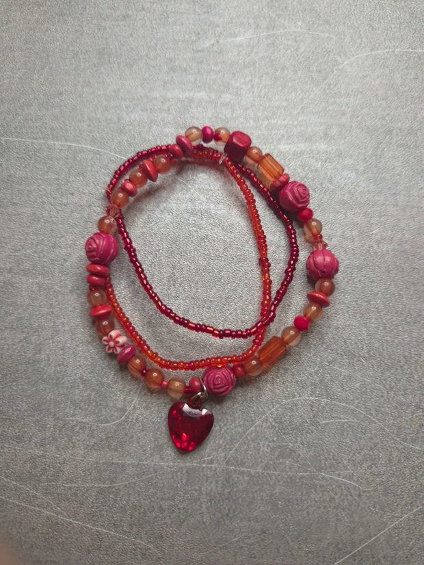 Set de 3 brățări handmade în nuanțe de roșu și roz, cu inimioară rubinie
