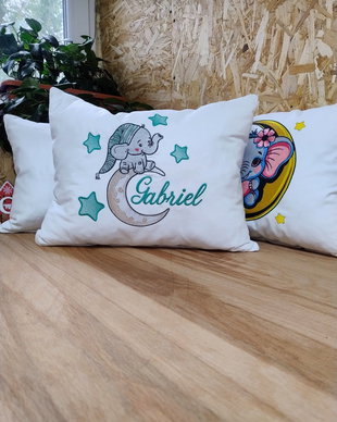 Pernă decorativă pentru copii, personalizată cu nume  Elefănțel pe semilună | AYA Home