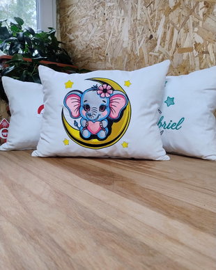 Pernă decorativă pentru copii cu elefănțel pe semilună  Broderie | AYA Home