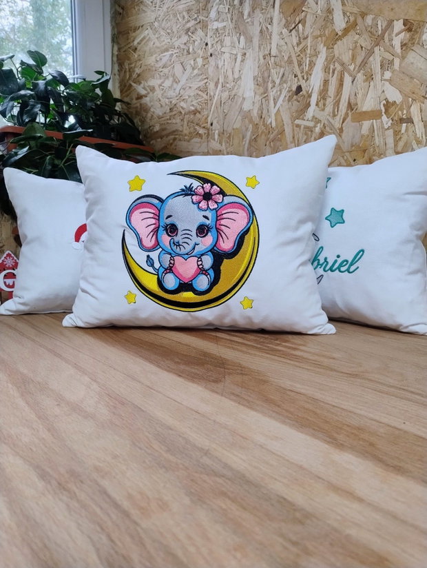 Pernă decorativă pentru copii cu elefănțel pe semilună Broderie | AYA Home
