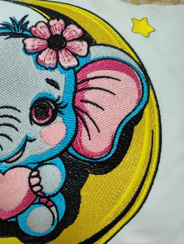 Pernă decorativă pentru copii cu elefănțel pe semilună Broderie | AYA Home