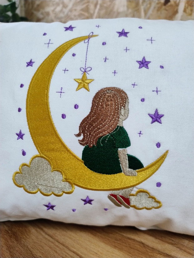Pernă decorativă pentru copii  Fetiță pe semilună, broderie | AYA Home