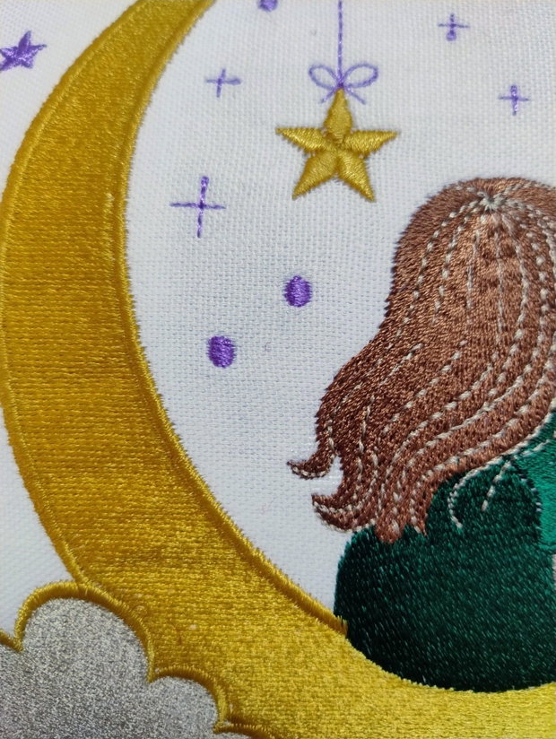 Pernă decorativă pentru copii  Fetiță pe semilună, broderie | AYA Home