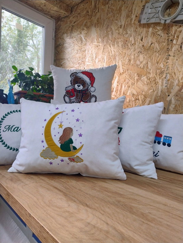 Pernă decorativă pentru copii  Fetiță pe semilună, broderie | AYA Home