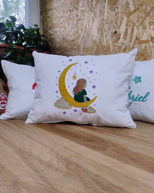 Pernă decorativă pentru copii  Fetiță pe semilună, broderie | AYA Home