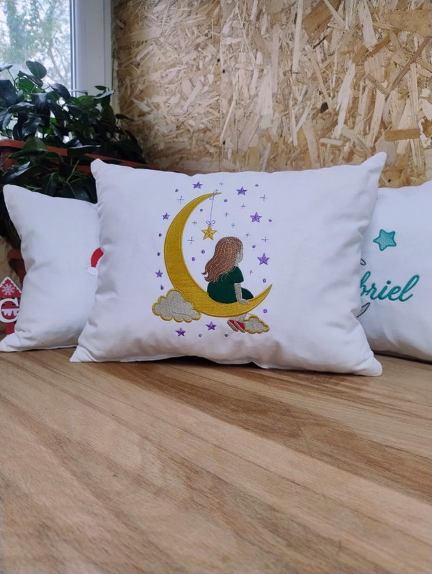 Pernă decorativă pentru copii  Fetiță pe semilună, broderie | AYA Home