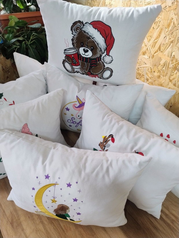 Pernă decorativă de Crăciun cu ren și nume personalizat Gabriela | AYA Home