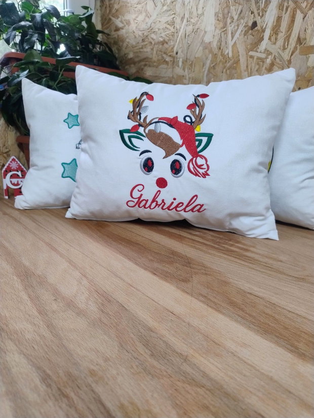 Pernă decorativă de Crăciun cu ren și nume personalizat Gabriela | AYA Home