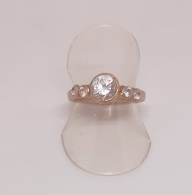 Inel unicat din bronz cu o coronita de 5 cristale Cubic Zirconia albe